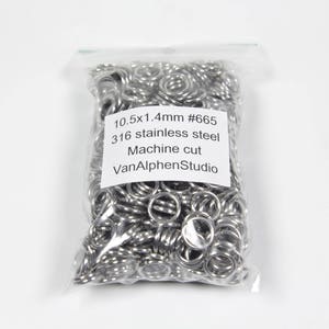 Könnte beinhalten: Eine Tüte mit 10,5x1,4 mm #665 316 Edelstahl-Sprünge, maschinell geschnitten. Die Sprünge sind silberfarben und in einer durchsichtigen Plastiktüte mit einem weißen Etikett verpackt, auf dem "10,5x1,4 mm #665 316 Edelstahl Maschinen geschnitten VanAlphenStudio" steht.