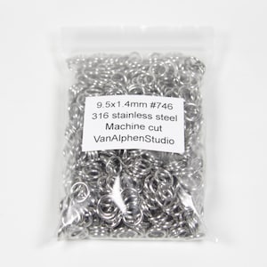 Könnte beinhalten: Ein transparenter Plastikbeutel gefüllt mit silbernen Sprungringen. Der Beutel trägt ein Etikett mit der Aufschrift "9.5x1.4mm #746 316 Edelstahl Maschinen geschnitten VanAlphenStudio".