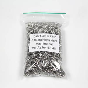 Könnte beinhalten: Eine transparente Plastiktüte gefüllt mit 10,0 x 1,4 mm #715 316 Edelstahl-Sprünge, die maschinell geschnitten sind. Die Tüte hat ein Etikett mit der Aufschrift "10,0 x 1,4 mm #715 316 Edelstahl Maschinen geschnitten VanAlphenStudio".