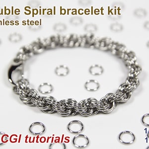Op de afbeelding: Een roestvrijstalen dubbele spiraalarmbandset. De armband is gemaakt van verweven metalen ringen en heeft een sluiting. De afbeelding toont ook losse metalen ringen en de tekst "+ 2 CGI tutorials" en "1,2 mm 18swg".