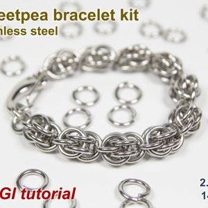 Könnte beinhalten: Ein silbernes Armband-Set aus Edelstahl-Sprühringen. Das Set enthält eine Anleitung und genügend Sprühringe, um ein Armband zu erstellen. Die Sprühringe haben einen Durchmesser von 2,0 mm und eine Stärke von 14 Gauge.