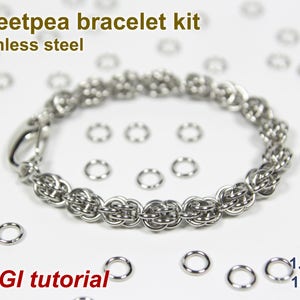 Può includere: Un kit braccialetto Sweetpea in acciaio inossidabile. Il braccialetto argentato presenta un design intrecciato con una chiusura. L'immagine mostra anche anelli di salto argentati e il testo "+ CGI tutorial" e "1,2 mm 18swg".