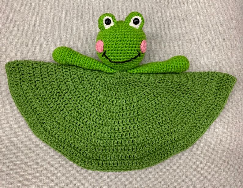 Puede incluir: Manta de seguridad de ganchillo verde con forma de rana con una gran forma de hoja verde redonda de ganchillo.