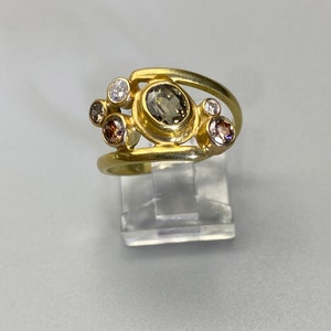 Anello champagne con zaffiro e diamanti