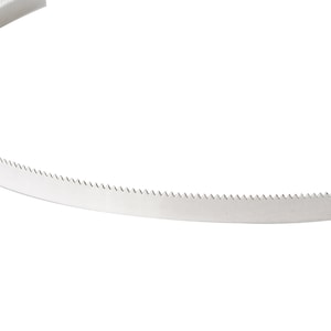 Könnte beinhalten: Ein silberfarbenes Metallbandsägeblatt mit einem gezahnten Rand.