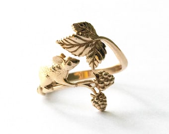 Anillo ajustable con forma de ratón de bronce y mora.