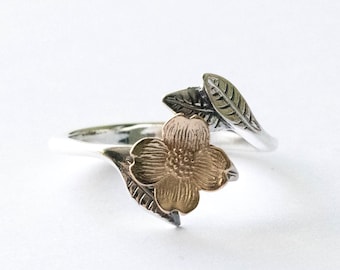 Justerbar ring med hundträblomma och blad i 925 sterlingsilver och brons