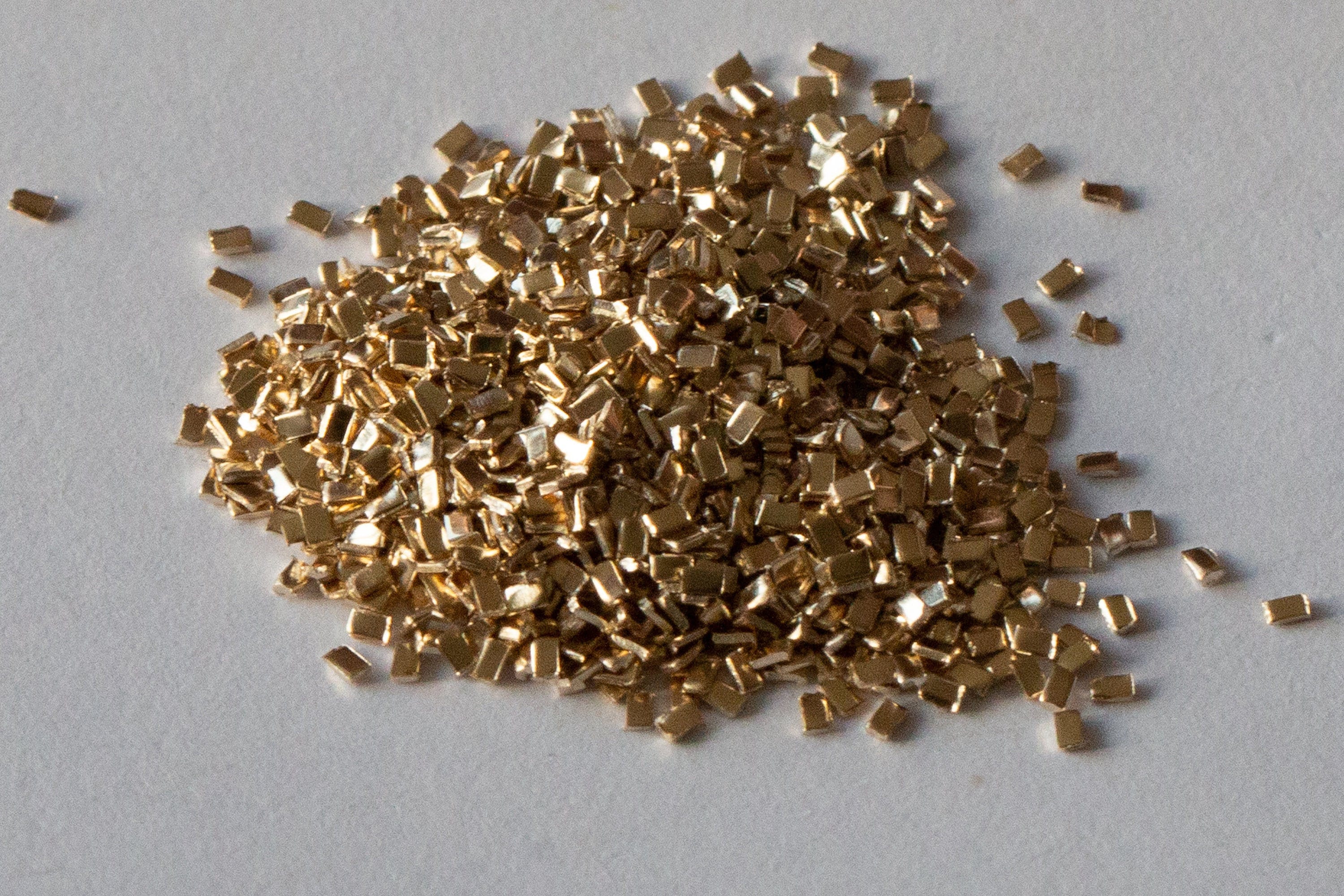 Gele soldeerchip voor met goud gevulde materialen