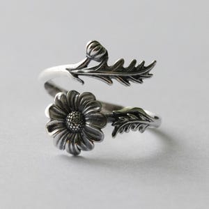 Pierścień regulowany Daisy April Birth Flower ze srebra próby 925