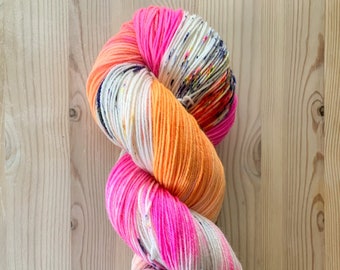 Hand dyed hot pink and orange stripe yarn with orange and blue speckles | speckled sock yarn | summer fingering yarn - Orange Creamsicle