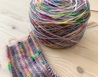 Hand dyed sock rainbow yarn | Light gray, soft pink and rainbow speckled sock yarn | Rainbow yarn | Yarn gifts - Nyan Cat