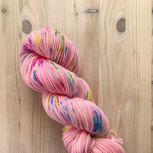 Speckled pastel sock yarn Hand dyed pink pastel yarn with rainbow speckles Funfetti pink image 2