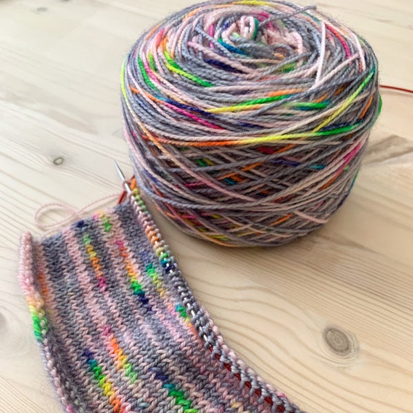 Hand dyed sock rainbow yarn | Light gray, soft pink and rainbow speckled sock yarn | Rainbow yarn | Yarn gifts - Nyan Cat