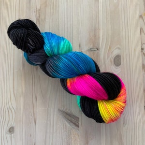 Sock Yarn Aerostato BLACK Mernino Wool Italian Nylon Superwash Rainbow Yarn Assigned color pooling yarn image 2
