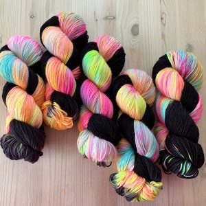 Hand dyed pastel rainbow and black sock yarn - Toucan Sam | Assigned color pooling yarn