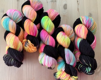 Hand dyed pastel rainbow and black sock yarn - Toucan Sam | Assigned color pooling yarn