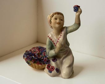 Girl Selling Flowers - Vintage Royal Worcester figurine porcelain ceramic by F G Doughty 3067