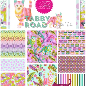 Pu&ograve; includere: Un design di tessuto colorato con vari motivi e illustrazioni. Il design include immagini di gatti, motivi floreali e forme geometriche in tonalit&agrave; di rosa, verde, giallo e viola. &Egrave; presente anche il testo "Tula Pink Tabby Road D&eacute;j&agrave; Vu".
