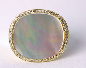 Yellow gold mother of pearl ring with 0.30ct tw diamonds, art deco