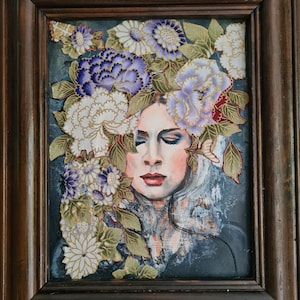 Mixed Media Portrait einer Frau mit geblümtem Stoff