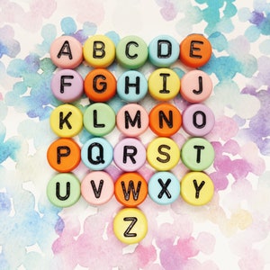 26pcs. A-Z o A-Z individualmente de su elección Cuentas de letras / cuentas de letras Cuentas acrílicas 10 mm Colores: colorido, negro