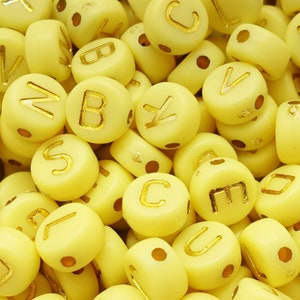 Perline con lettere mescolano perline con lettere dell'alfabeto Perline acriliche da 7 mm colori: giallo opaco, oro | circa 100 pezzi