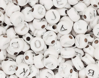 Buchstabenperlen Mix Buchstaben Perlen 7mm Acrylperlen Farben: silber, weiß | 11.6 Gramm = ca. 100 Stück