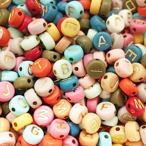 Perles de lettres perles de lettres perles acryliques de 7 mm | 26 pièces. A-Z ou environ 100 pièces mélangées = 14 grammes | Couleurs : or, couleurs mélangées