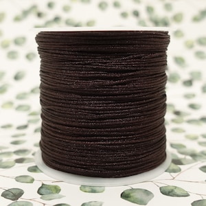 Può includere: Un rotolo di cordoncino cerato marrone scuro, perfetto per la creazione di gioielli, macramé o artigianato.