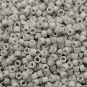 2 g di perle Miyuki 11/0 circa 2 mm di perle Delica DB-1518; Grigio fumo opaco opaco