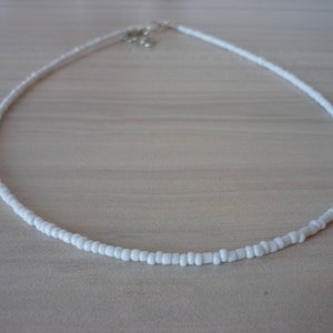 Vitt pärlhalsband med glaspärlor - Choker bild 2