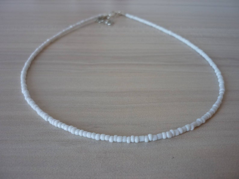 Vitt pärlhalsband med glaspärlor - Choker bild 2