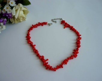 Colar gargantilha de coral vermelho com detalhes em prata e miçangas.