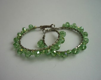 Brincos de argola com cristal verde: Envoltos em arame, tom prateado (5 cm)
