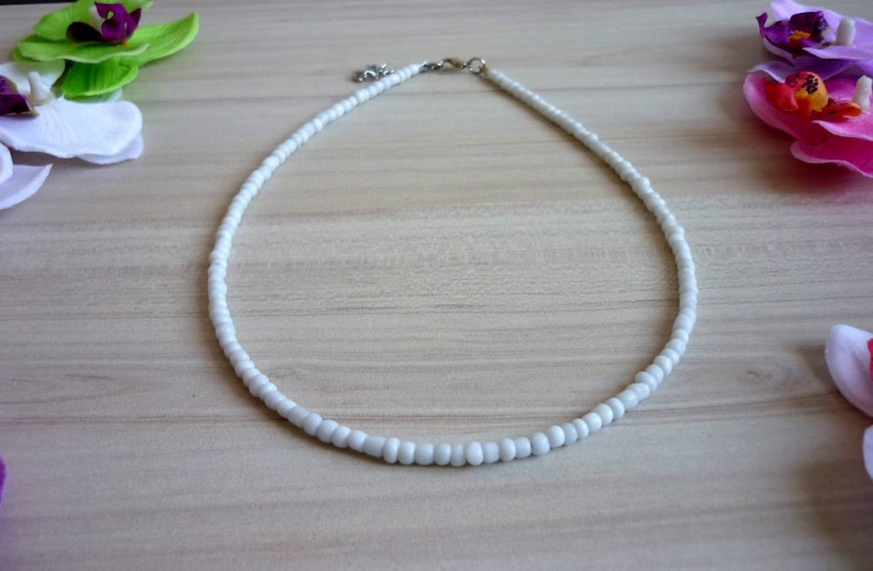 Vitt pärlhalsband med glaspärlor - Choker bild 1