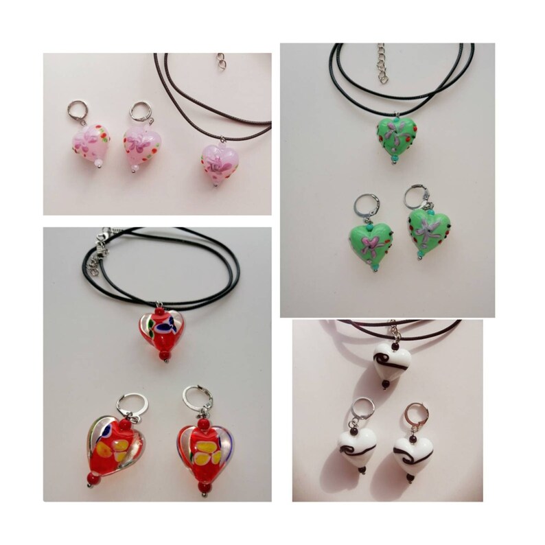 Puede incluir: Cuatro juegos de collares y pendientes con colgantes de coraz&oacute;n de cristal. Cada juego presenta un color y un dise&ntilde;o diferente: rosa con detalles florales, verde con detalles florales, rojo con detalles multicolores y blanco con detalles negros.