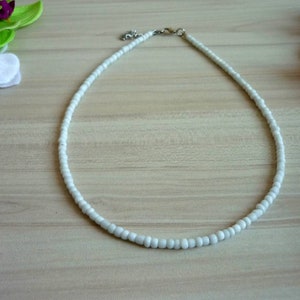 Vitt pärlhalsband med glaspärlor - Choker bild 3