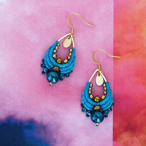 Orecchini pendenti in macramè turchese scuro, blu notte e oro