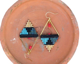 Miyuki delica and macrame - Ethnic black turquoise red and gold woven earrings - Graphic geomatric patterns / triangle / arrow - Boho chic