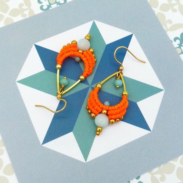 Boucles d'oreilles gouttes tissées en micro macramé orange fluo agate menthe givrée et perles miyuki doré