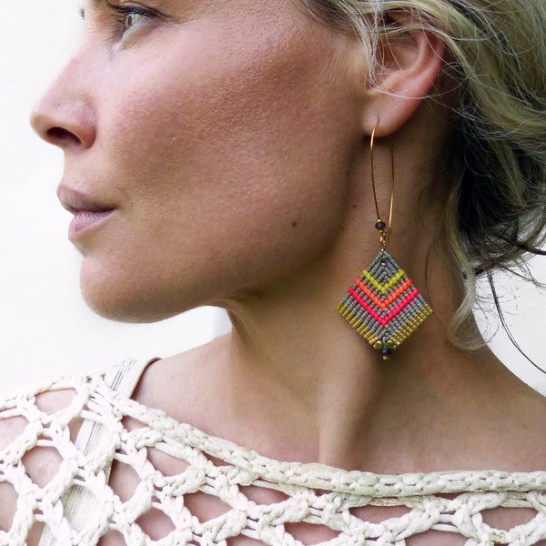 Longues boucles d'oreilles carré en macramé lin jaune corail et rose motifs chevrons