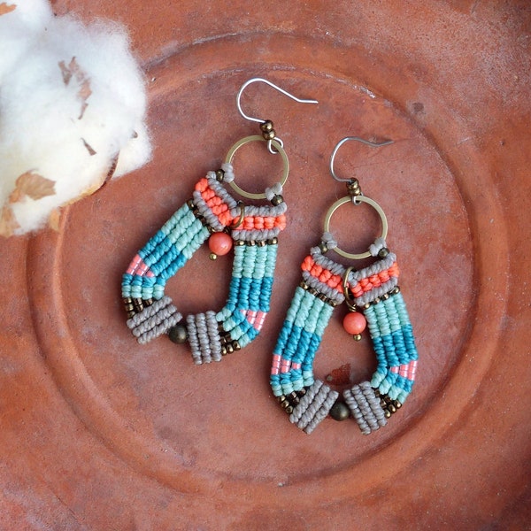 Macramé et perles de rocailles miyuki delica - Boucles d'oreilles couleur lin bleu aqua turquoise et corail fluo - Boho chic