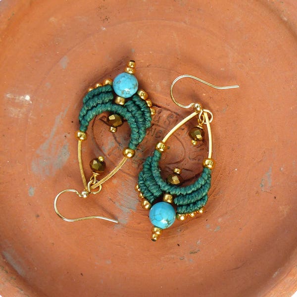 Boucles d'oreilles tissées à la main en macramé forme gouttes vert bleu turquoise et doré