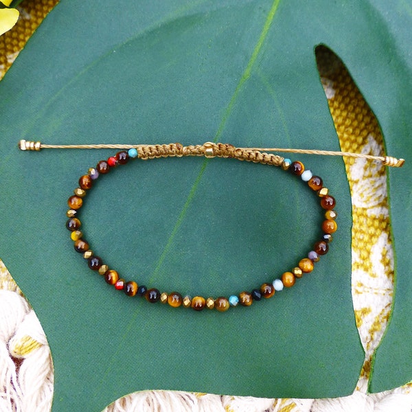 Bracelet d'amitié tissé en macramé kaki perles en oeil de tigre et verre multicolore