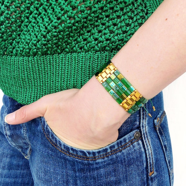 Bracelet manchette vert et doré tissé en macramé et perles miyuki tila