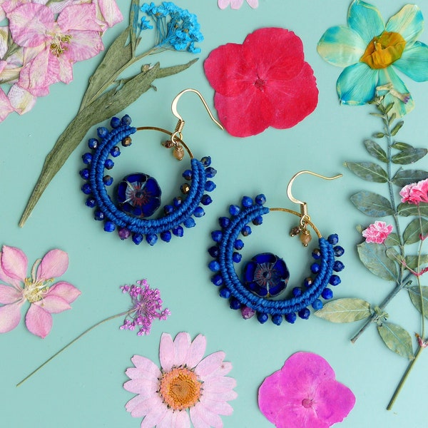 Petites boucles d'oreilles créoles en macramé lapis lazuli rubis et fleurs