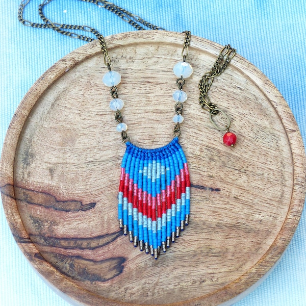 Pendentif collier long tissé en micromacramé et perles de rocailles miyuki delica bleu cobalt rouge et bronze