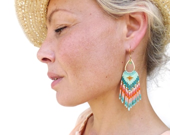 Boucles d'oreilles à franges perlées bleu lagon menthe et corail, Bijou d'artisan fait main, Style bohème chic et French Riviera Côte d'Azur