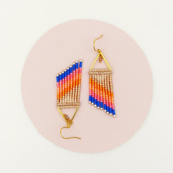 Boucles d'oreilles tissées en micromacramé et perles miyuki delica à rayures rose blush orange et bleu cobalt