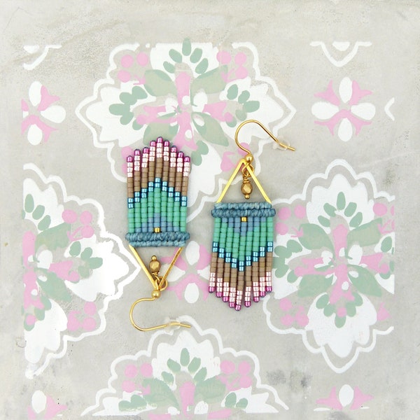 Boucles d'oreilles tissées motifs chevrons en micro macramé et perles miyuki delica bleu teal turquoise et rose fuchsia